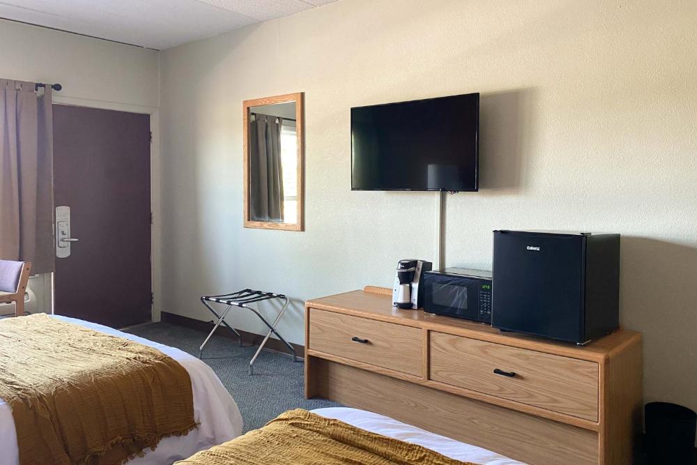 Queen Room interior